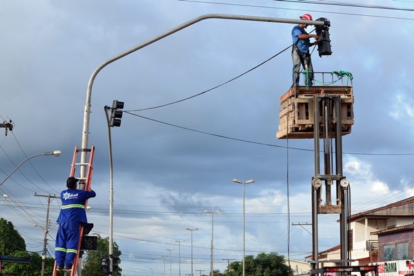Prefeitura instala novo semáforo no centro do agreste em Laranjal do Jari.